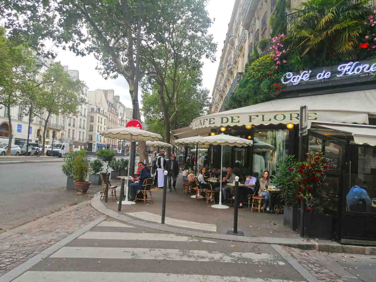 Terraza del Café de Flore en Saint-Germain-des-Prés París