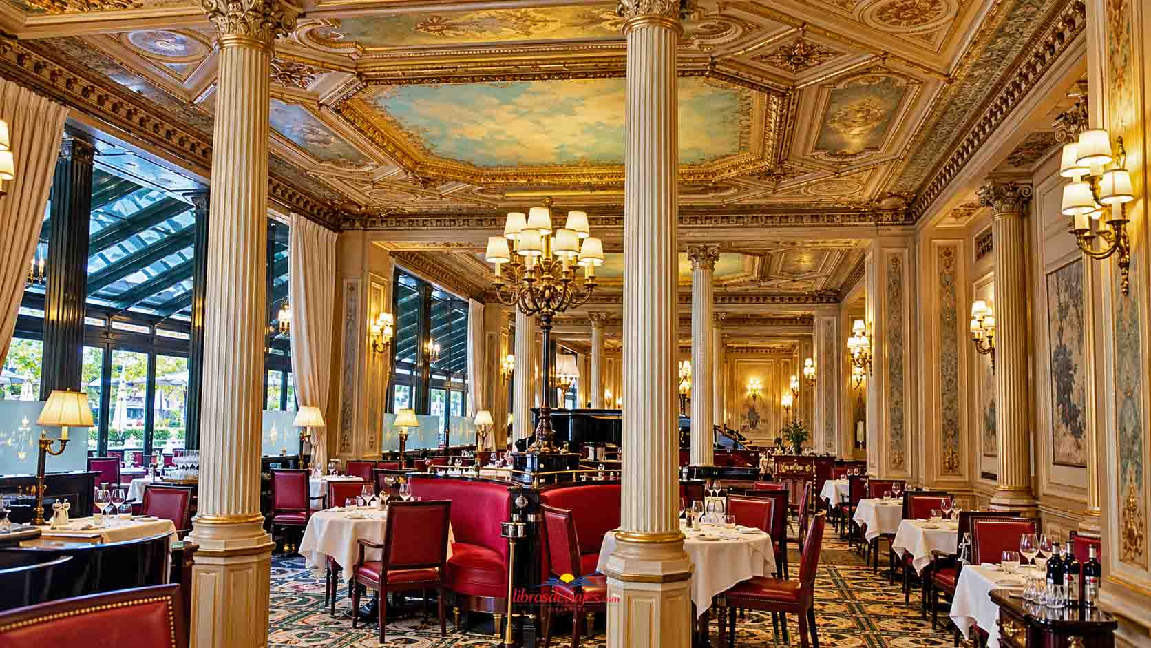 Bello interior del Café de la Paix frente a la Ópera Garnier de París