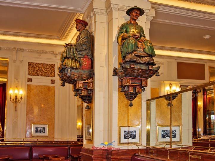Interior histórico del café Les Deux Magots de París