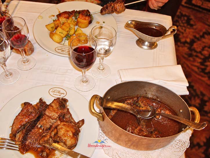 Plato servido en el restaurante Le Procope de París