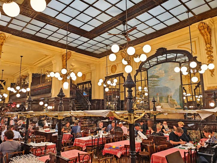 Interior del Bouillon Chartier Grands Boulevards de París