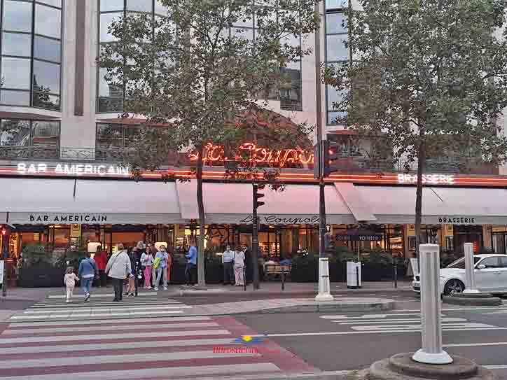 Exterior de la brasserie La Coupole de París