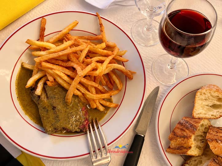 Entrecôte con salsa secreta y patatas fritas en Le Relais de l'Entrecôte