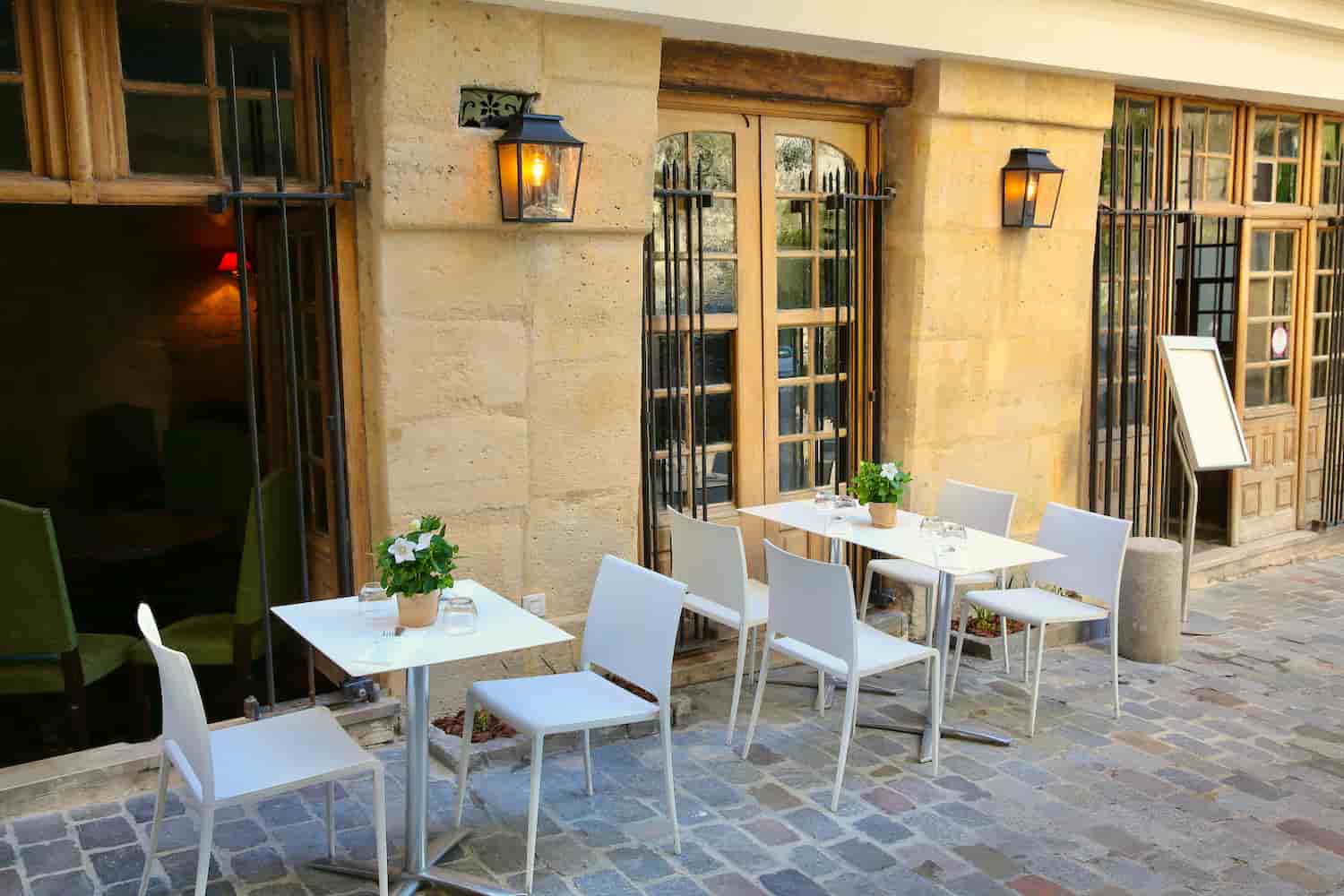 Entrada del restaurante Le Coupe-Chou en el Barrio Latino de París
