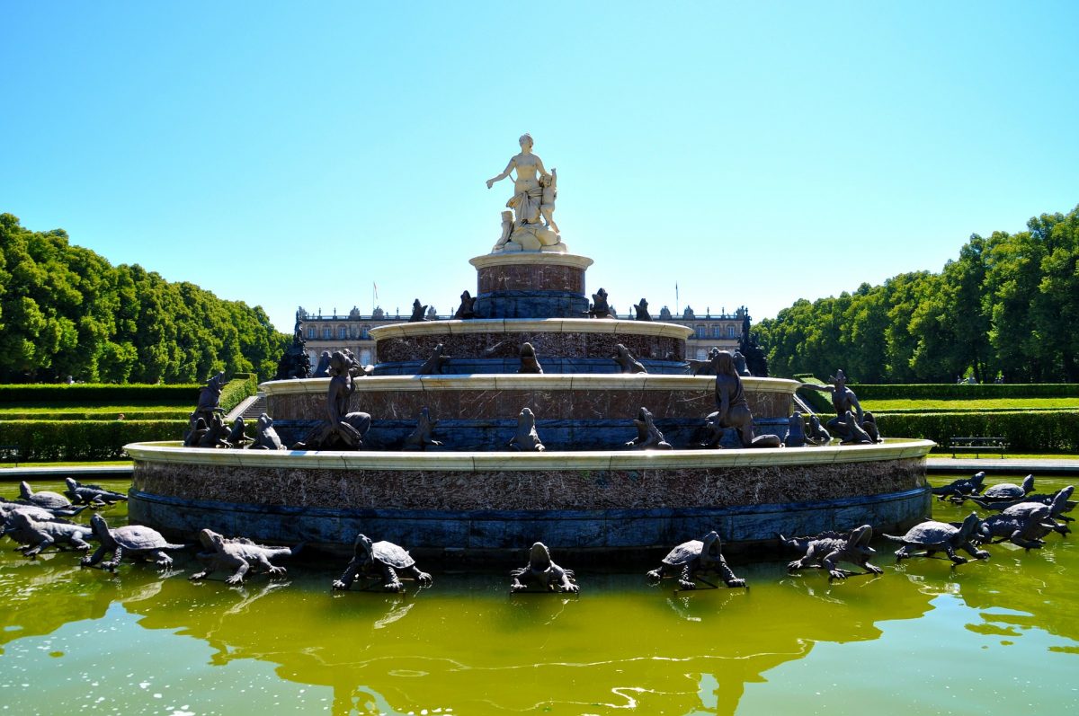 Vista de la fuente de las tortugas del Palacio de Herrenchiemsee