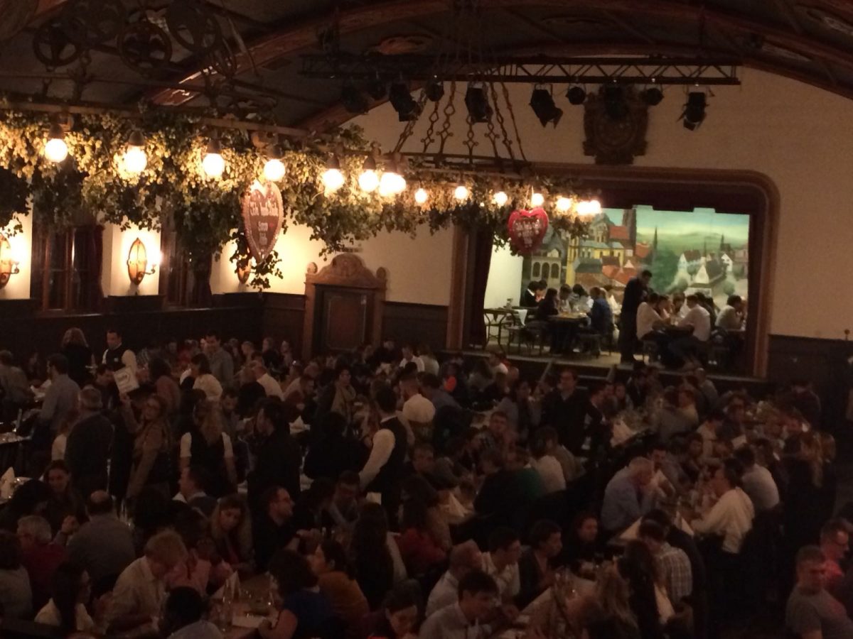 Salón interior de la Augustiner Keller