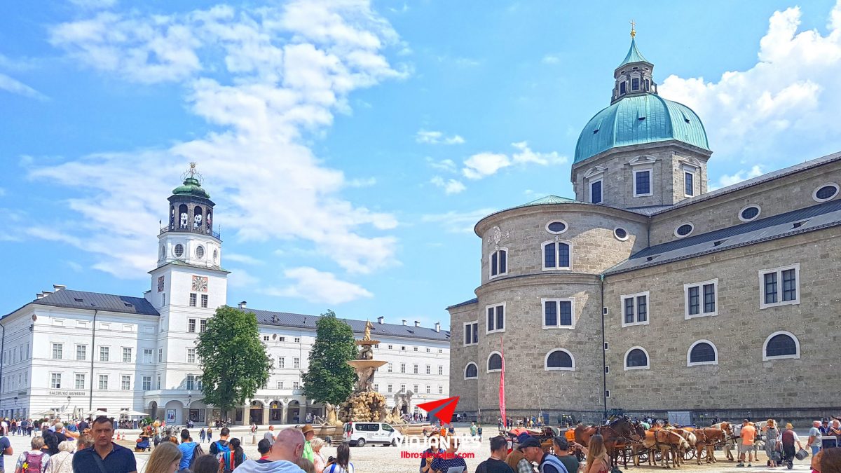 La Residenz Platz, a la derecha la Catedral de Salzburgo y al a izquierda la torre de la Alte Residenz, en el centro la Residenzbrunne, una de las fuentes barrocas más grandes de Europa Central