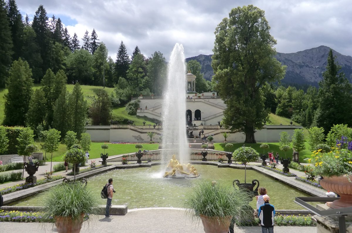 Vista de las fuentes y jardines  del Palacio de Linderhof