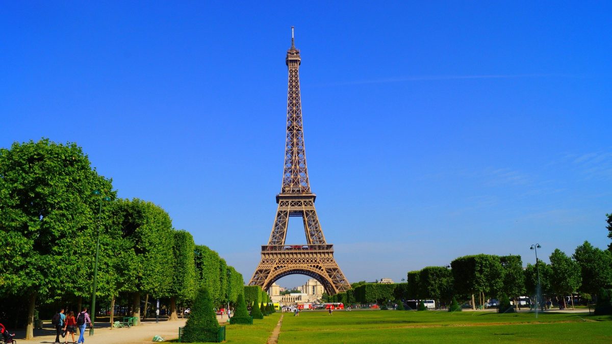 Vistas de la Torre Eiffel desde los Campos de Marte