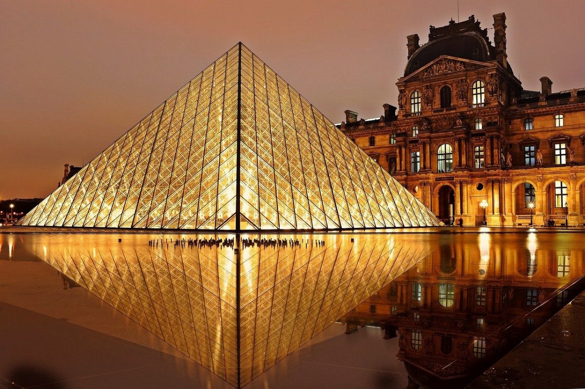 Pirámide del Museo del Louvre