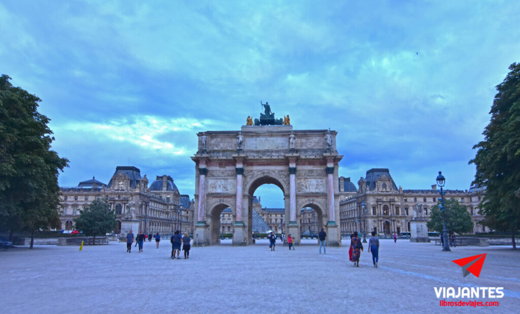 15 lugares imprecindibles que ver en Paris Museo del Louvreue ver en Paris El Louvre