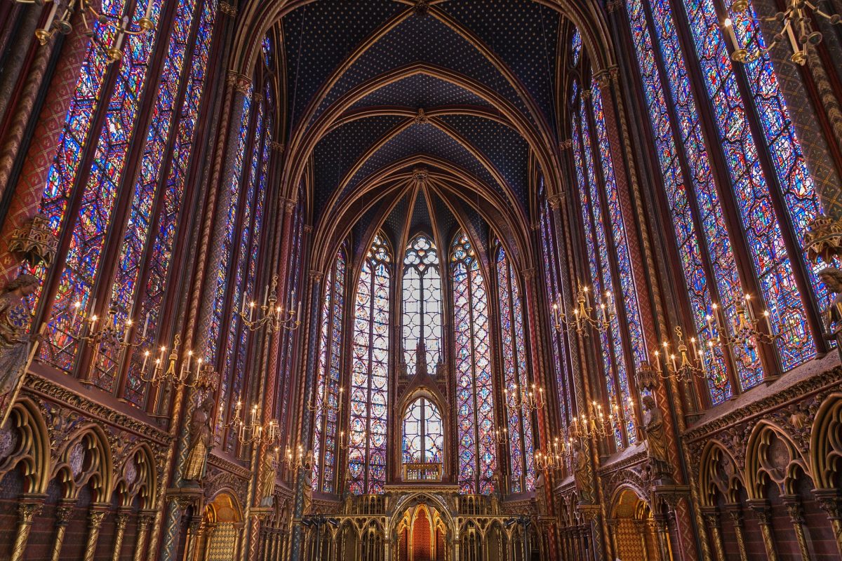 Interior de Sainte-Chapelle en París