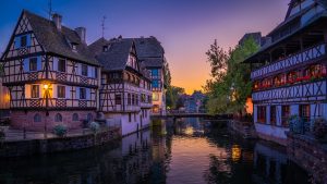14 lugares imprescindibles que ver en Estrasburgo la Petite France barco