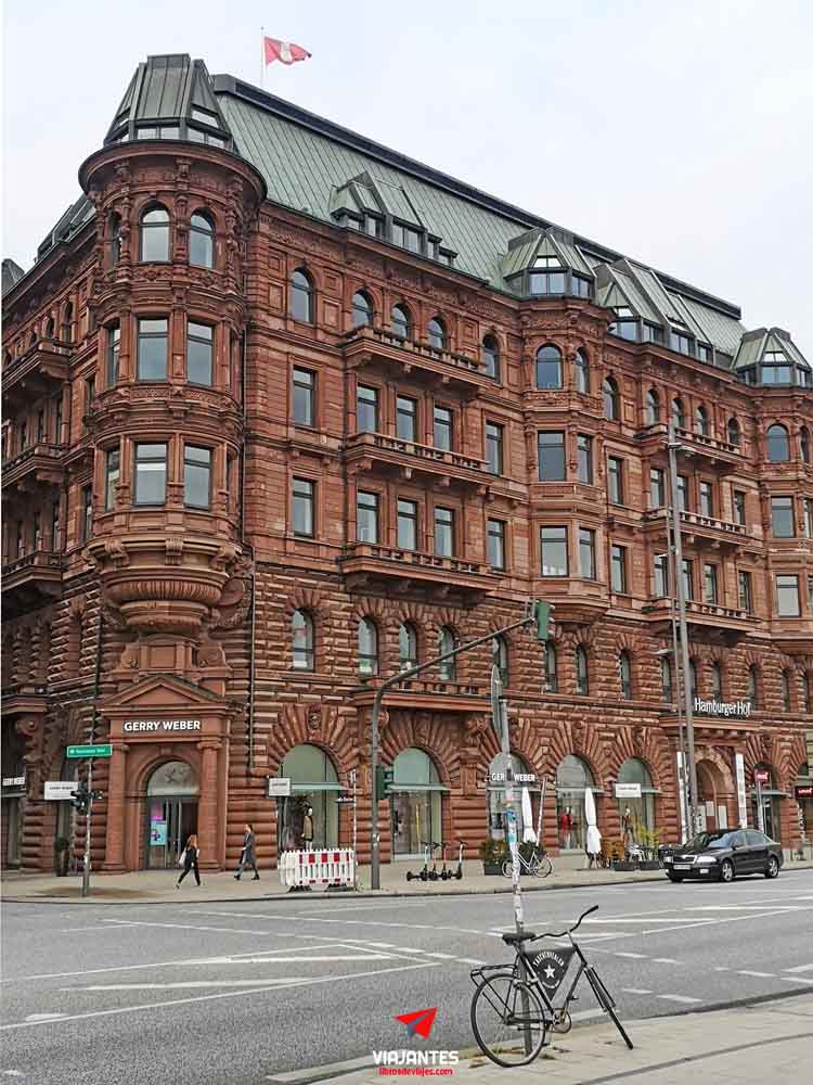 Bulevar Jungfernstieg junto al lago Binnenalster en Hamburgo