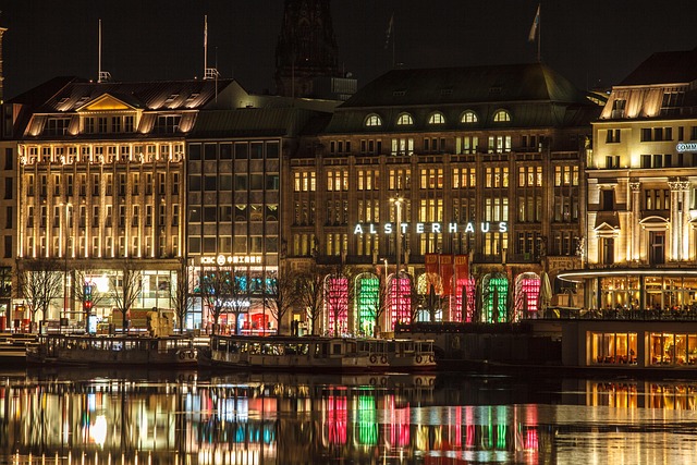 Bulevar Jungfernstieg junto al lago Binnenalster en Hamburgo