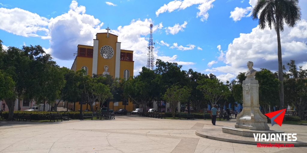 Ciego de Avila Catedral y Parque Jose Martí
