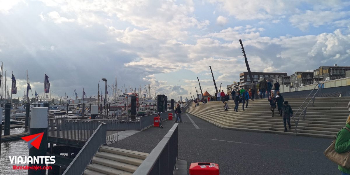 Paseo junto al puerto de Hamburgo y el río Elba