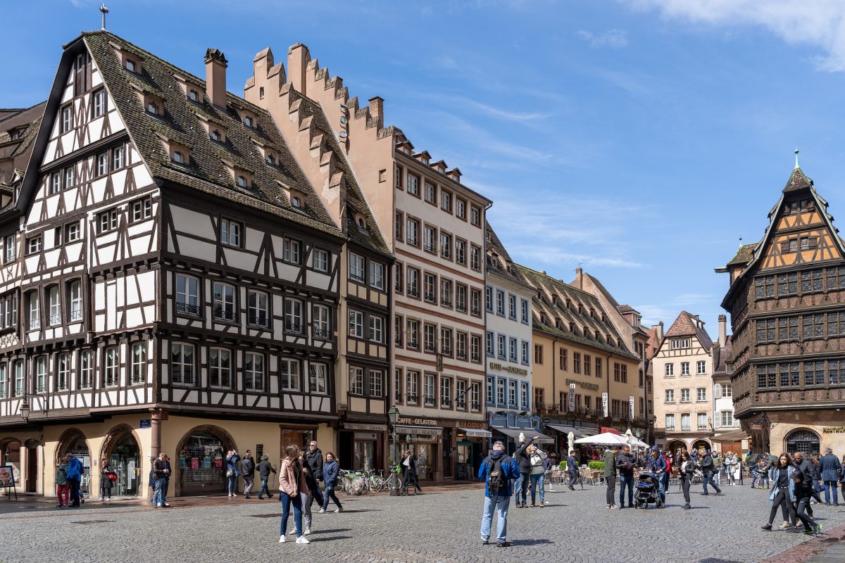 14 lugares que ver en Estrasburgo Plaza de la Catedral con la Farmacia del Ciervo y la Casa Kammerzell