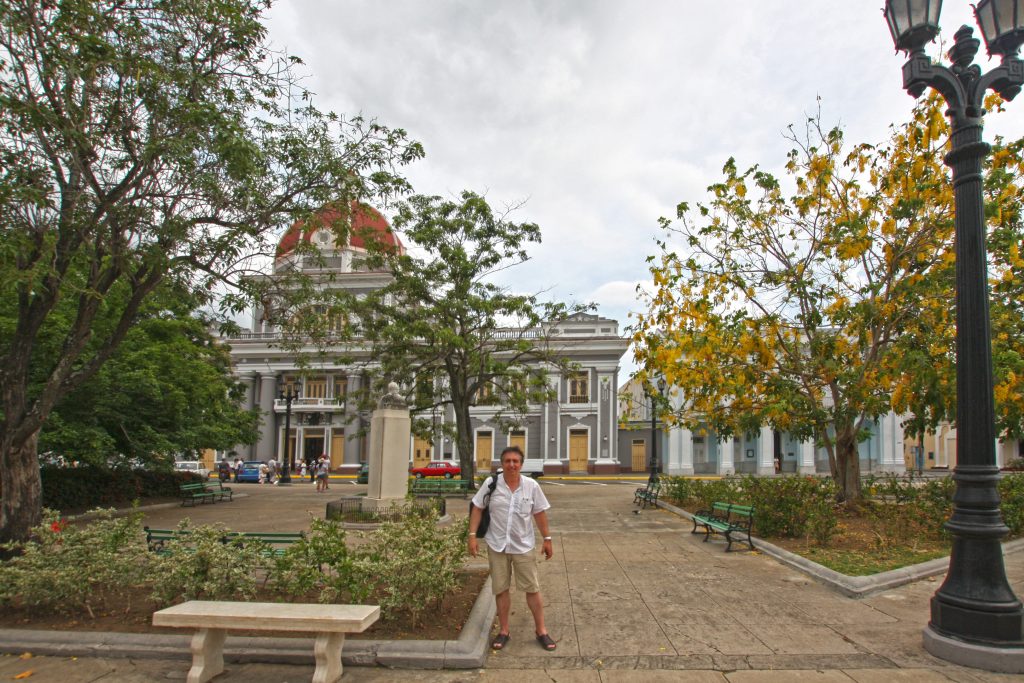 De fondo el Palacio de Gobierno y el Museo Provincial