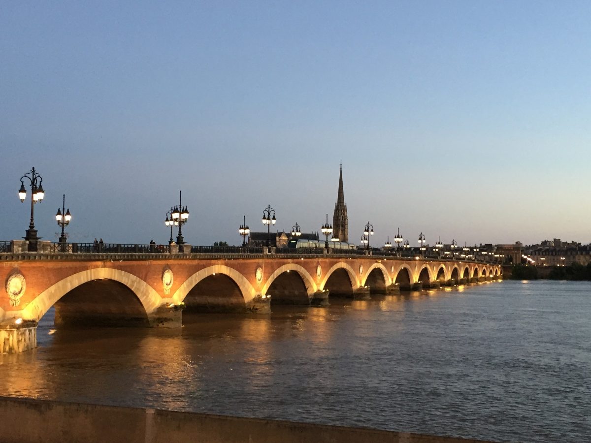 Puente de Piedra sobre el río Garona en Burdeos