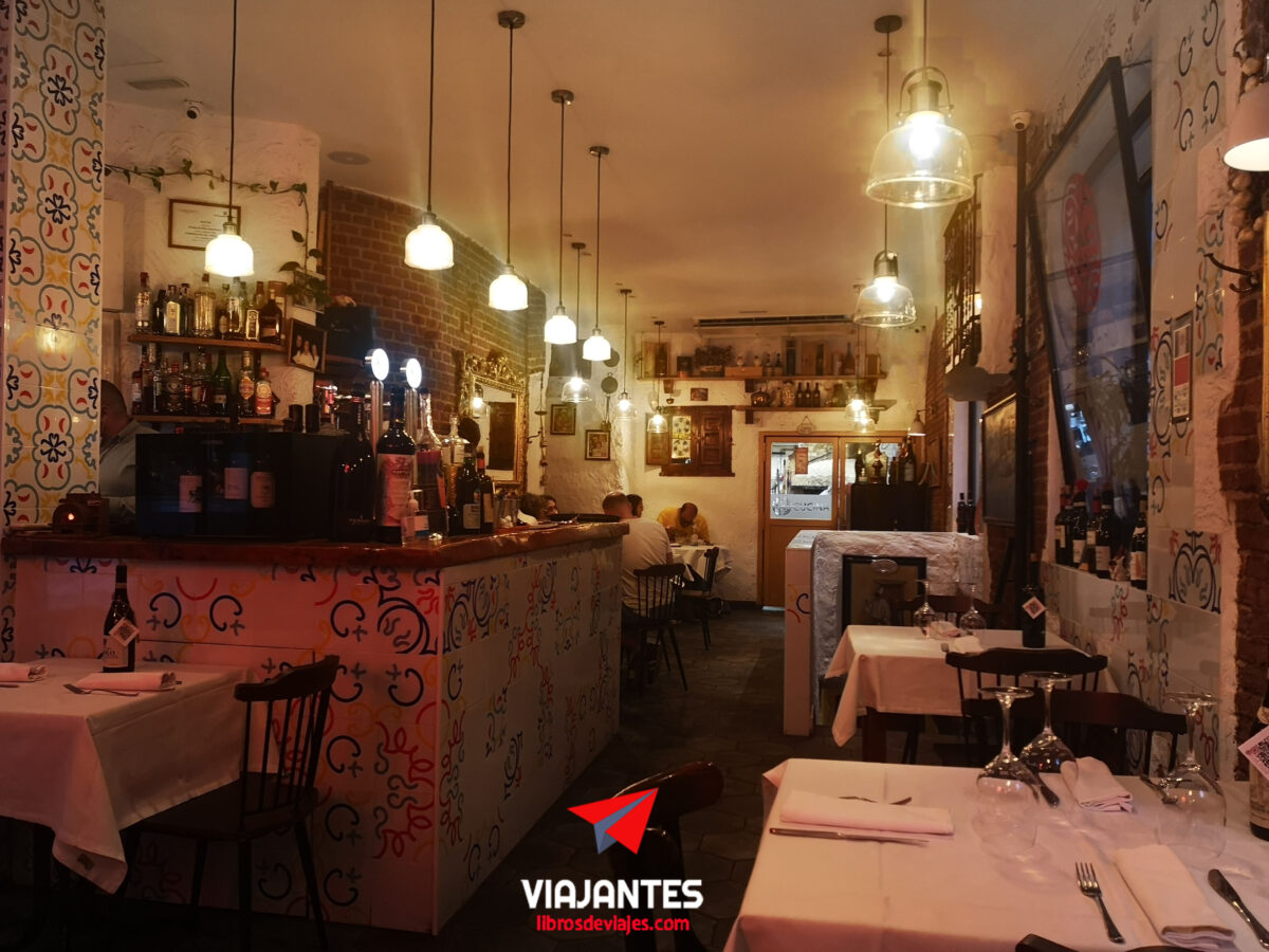 Pizzeria Luna Rossa interior