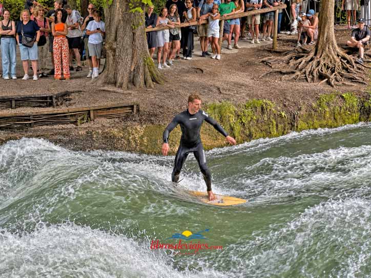 La ola de surf del Eisbach, la Eisbachwelle