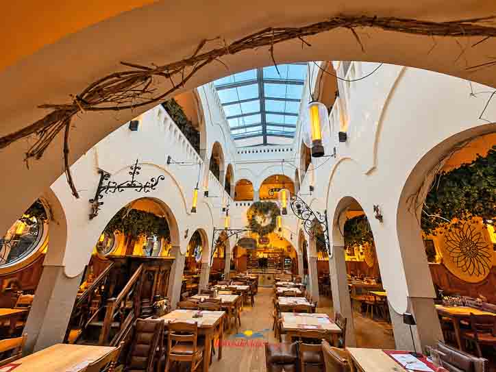 Interior del restaurante Donisl en Múnich
