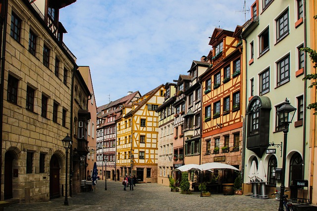 La calle medieval Weißgerbergasse, en el casco antiguo (Alstadt), antiguamente era el barrio de los curtidores y muy fotografiada por sus casas de entramado