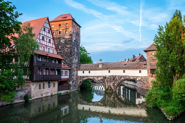 El puente medieval, conocido como el Puente del Verdugo (Henkersteg) sobre el río Pegnitz