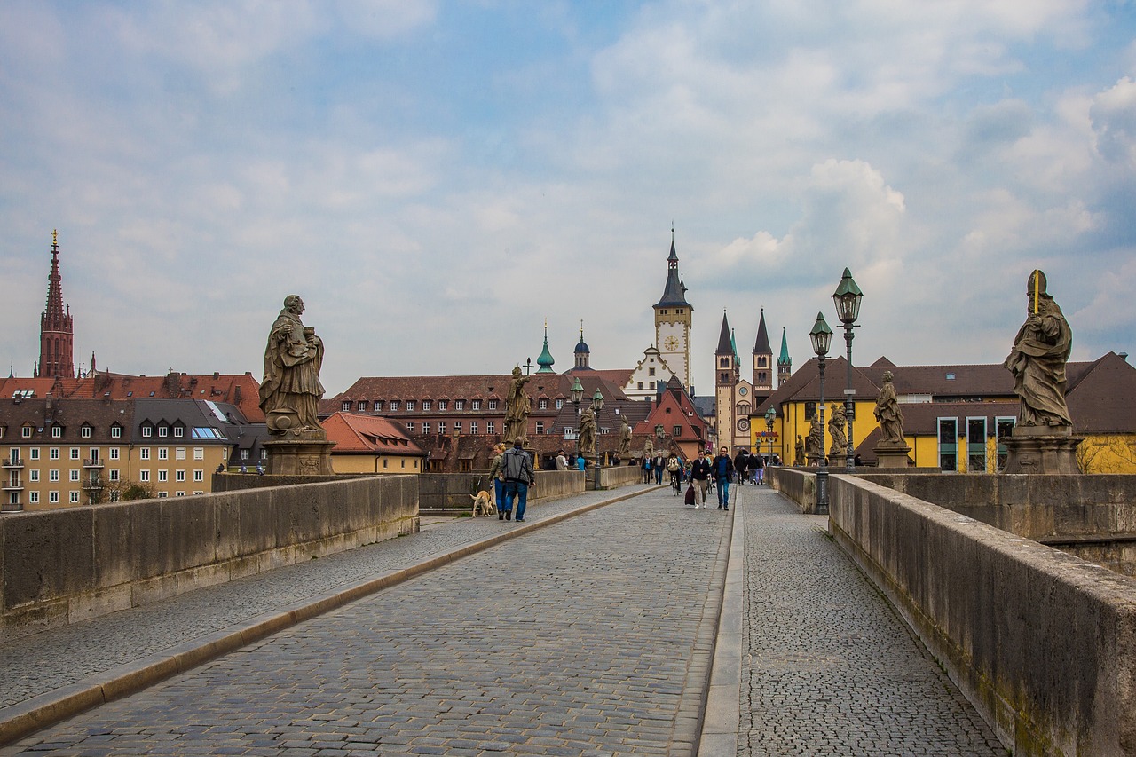 Puente Viejo de Würzburg sobre el río Main