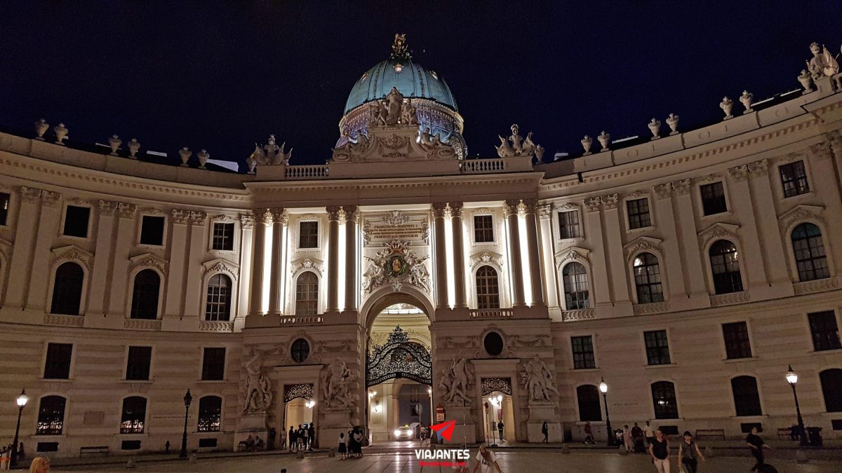 Puerta de San Miguel del Hofburg (Michaelertrakt), una de las fachadas más elegantes del complejo imperial.