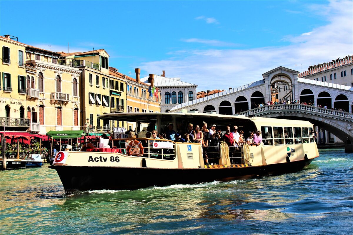 Que ver en Venecia Góndolas y vaporettos en Venecia