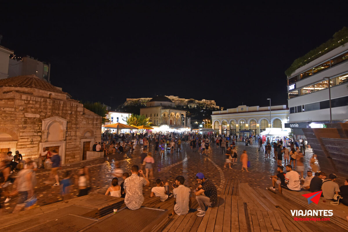 Ambiente al anochecer en la Plaza Monastiraki