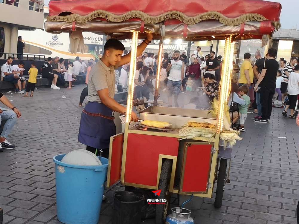 Puesto ambulante de venta de maiz en Estambul