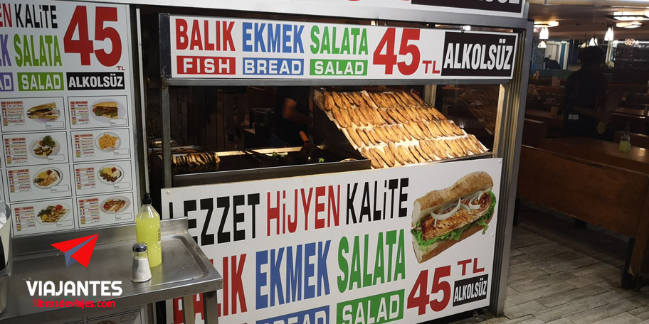 El popular bocadillo de pescado, Balik Ekmek