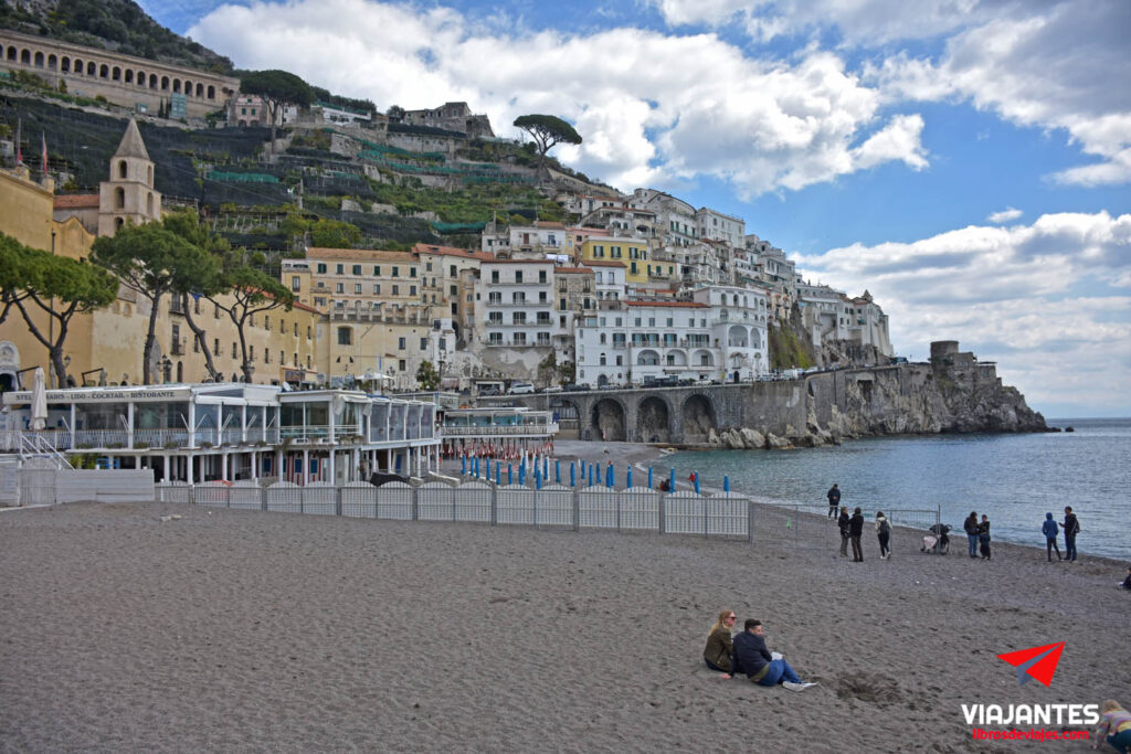 Un viaje a la Costa Amalfitana playa de Amalfi