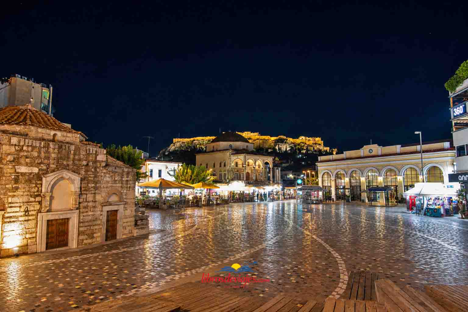 Ambiente al anochecer en la Plaza Monastiraki