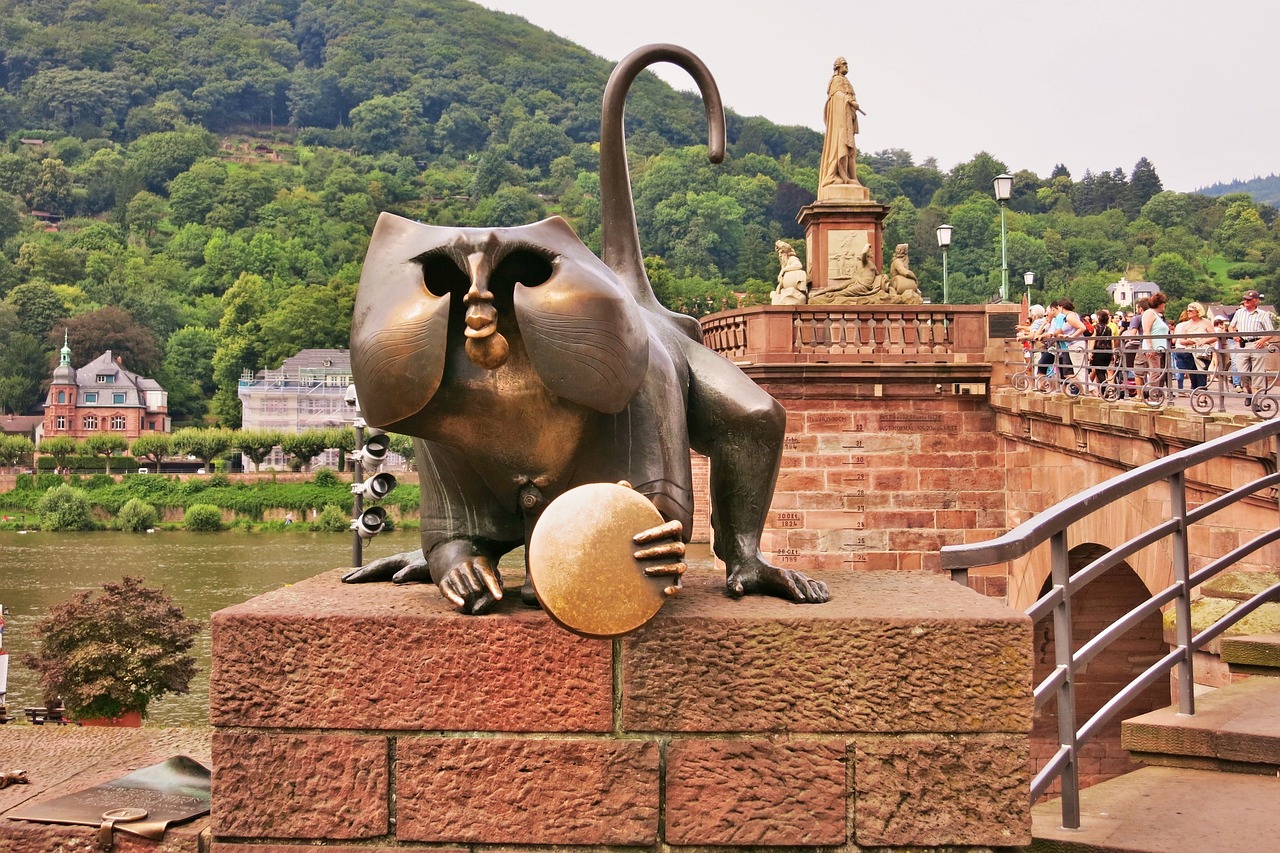 10 lugares que ver en Heidelberg Mono del Puente Brückenaffe