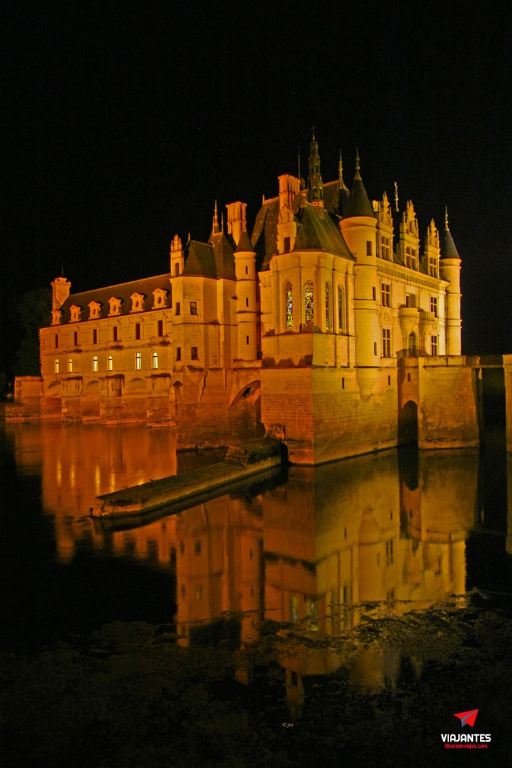 El Château de Chenonceau iluminado de noche