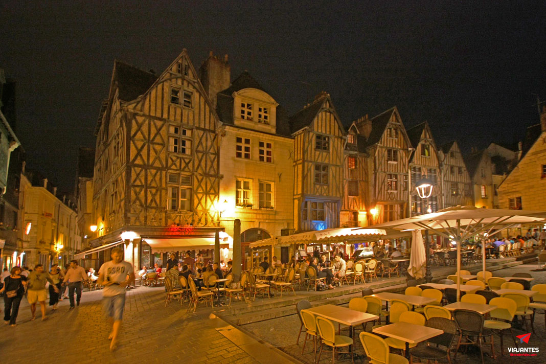 Ambiente al anochecer en la Plaza Plumereau de Tours