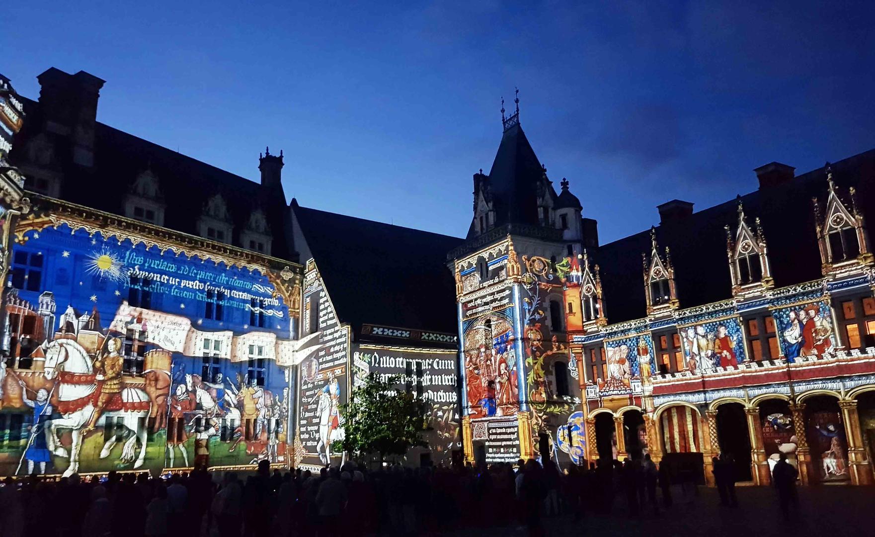 Castillo Real de Blois iluminado al anochecer