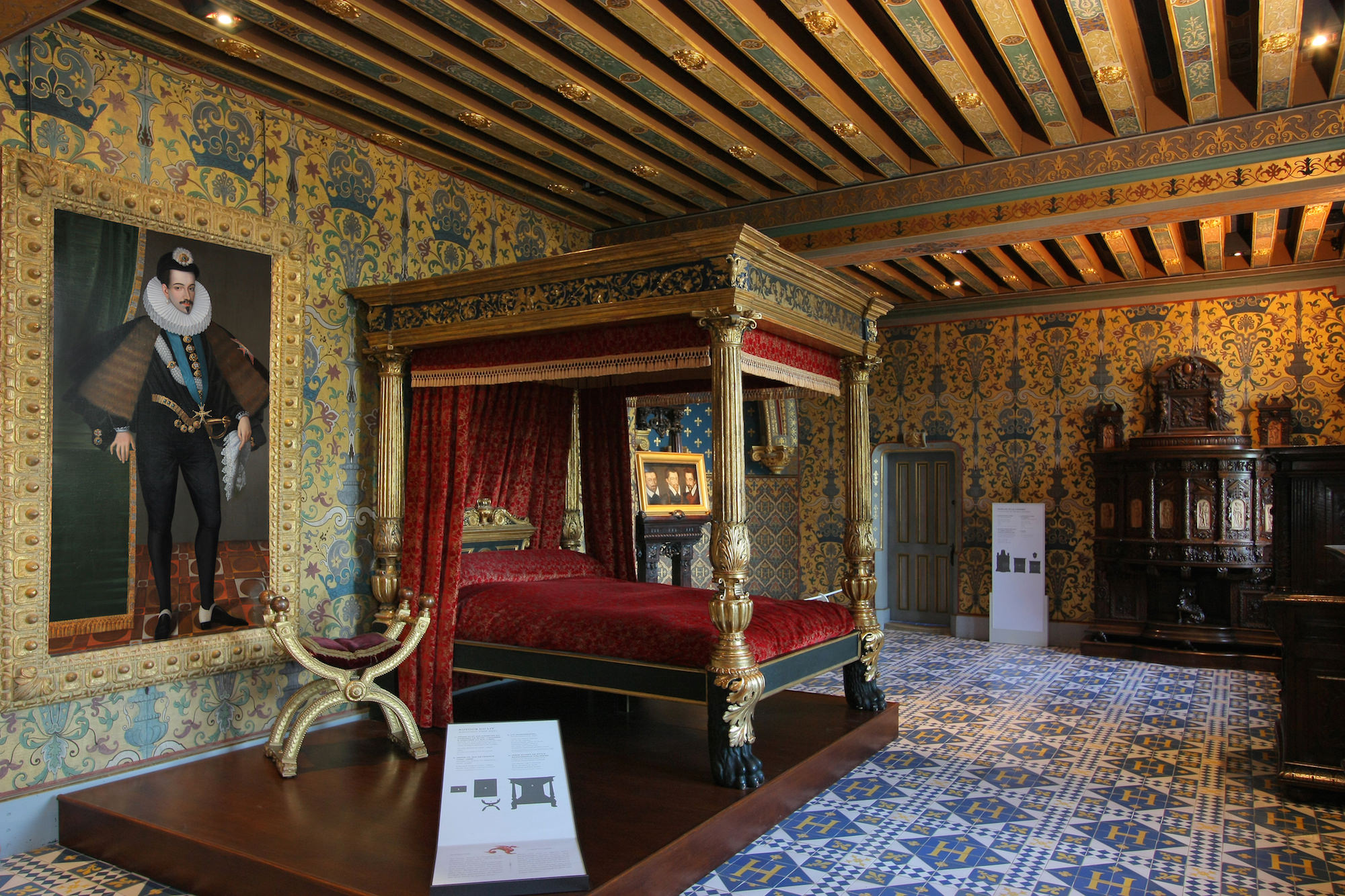 El dormitorio del rey en el segundo piso del Ala de Francisco I, aunque la decoración haga referencia a Enrique III 