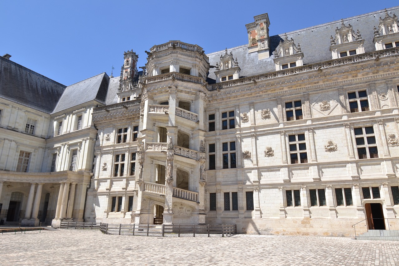 Fachada con la escalera del Ala de Francisco I en el Château de Blois