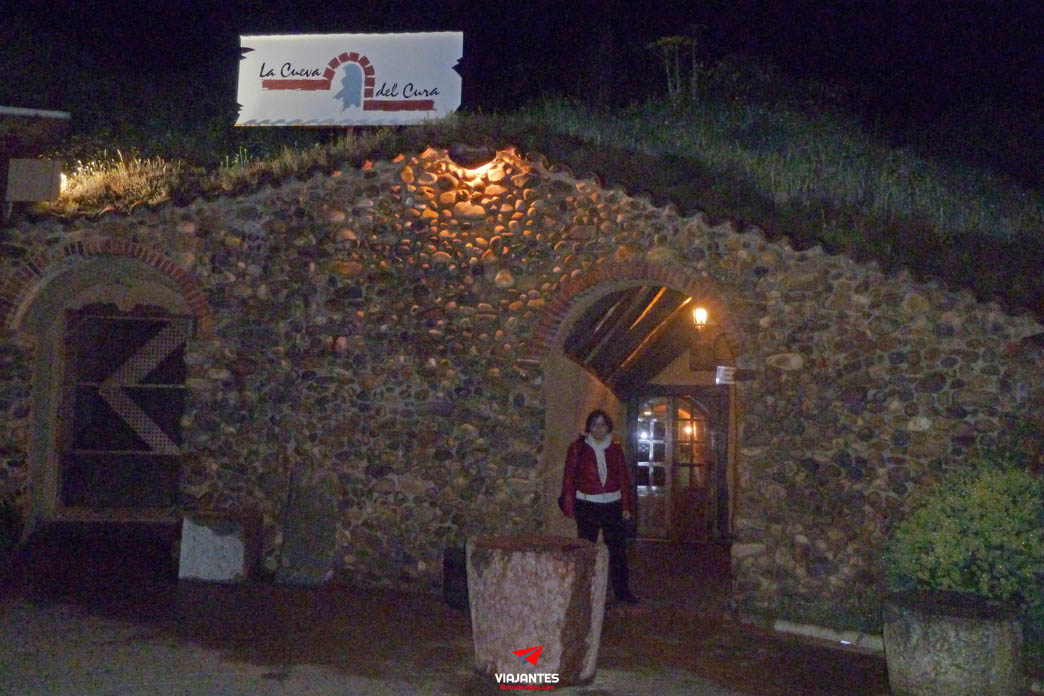 1 a a a A la entrada de la Cueva del Cura en Valdevimbre