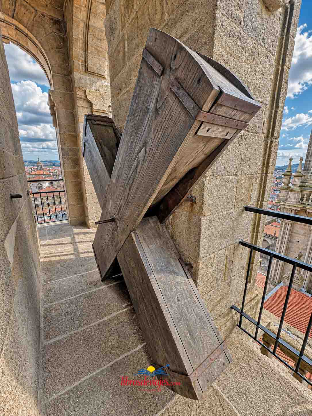 Vista de la Carraca situada en una de las torres de la Catedral de Santiago