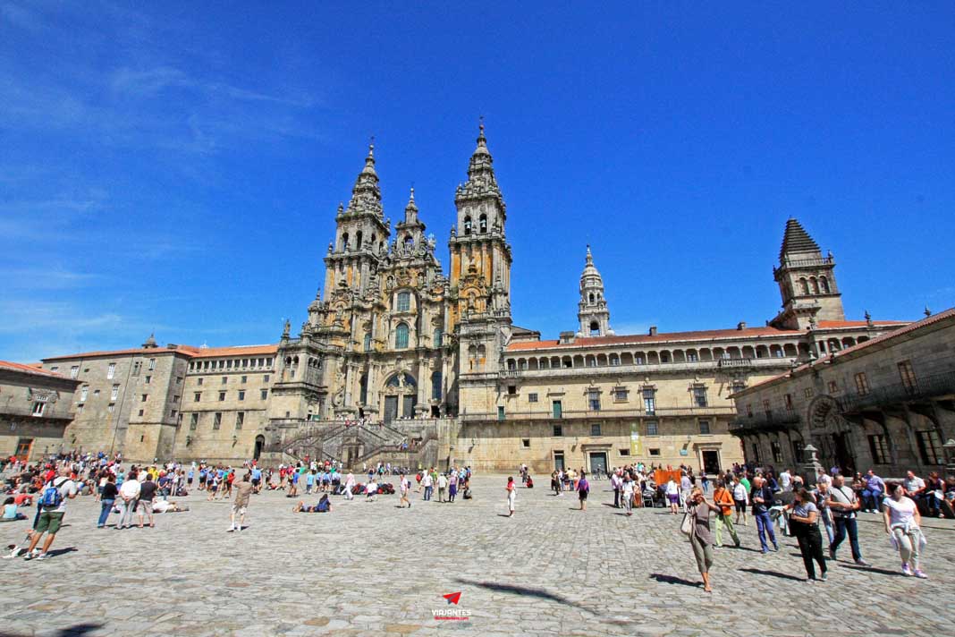 Vista de la fachada barroca de la Catedral desde la Plaza del Obradoiro