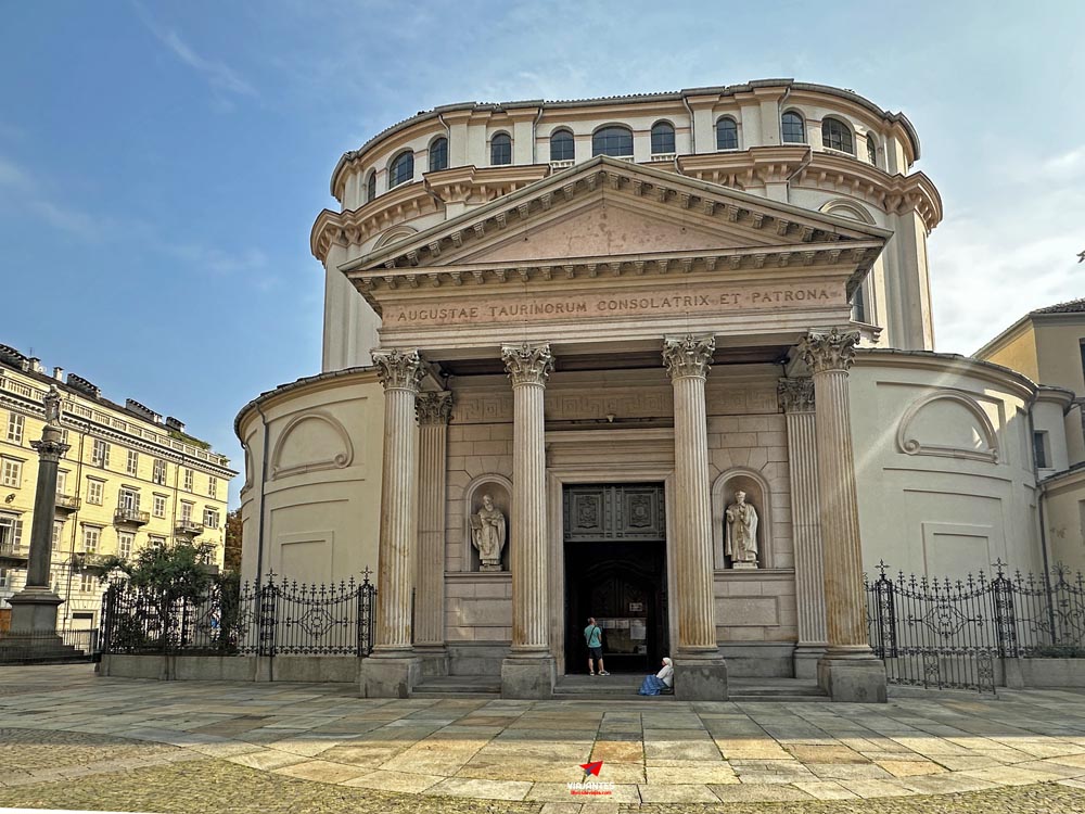 Fachada del Santuario della Consolata y Caffè Al Bicerin