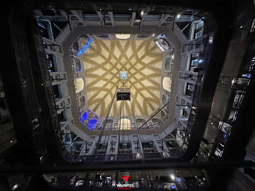 Detalle del ascensor subiendo a la cúpula de la Mole Antonelliana en Turín