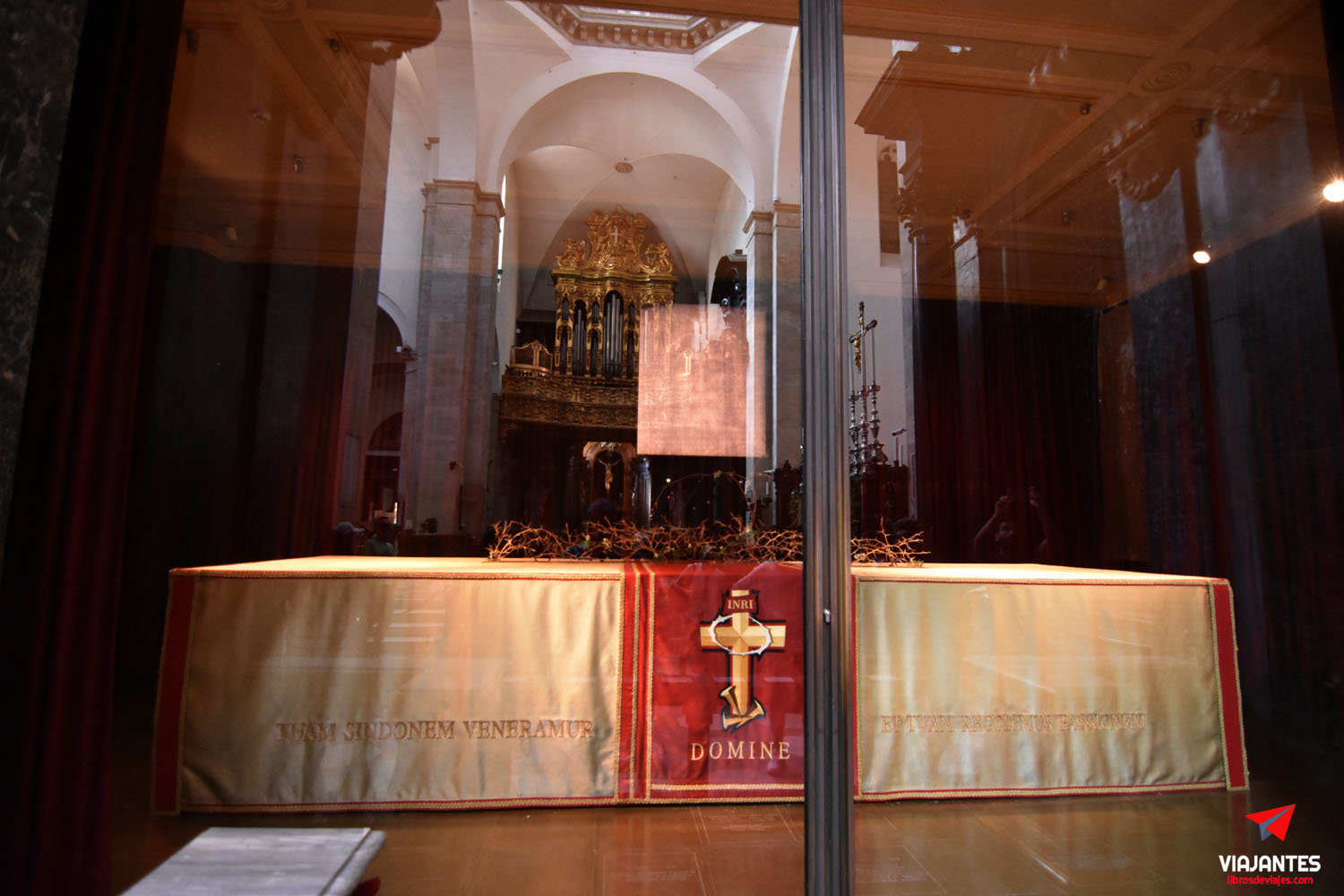 Interior de la Catedral de Turín y espacio de la Sábana Santa