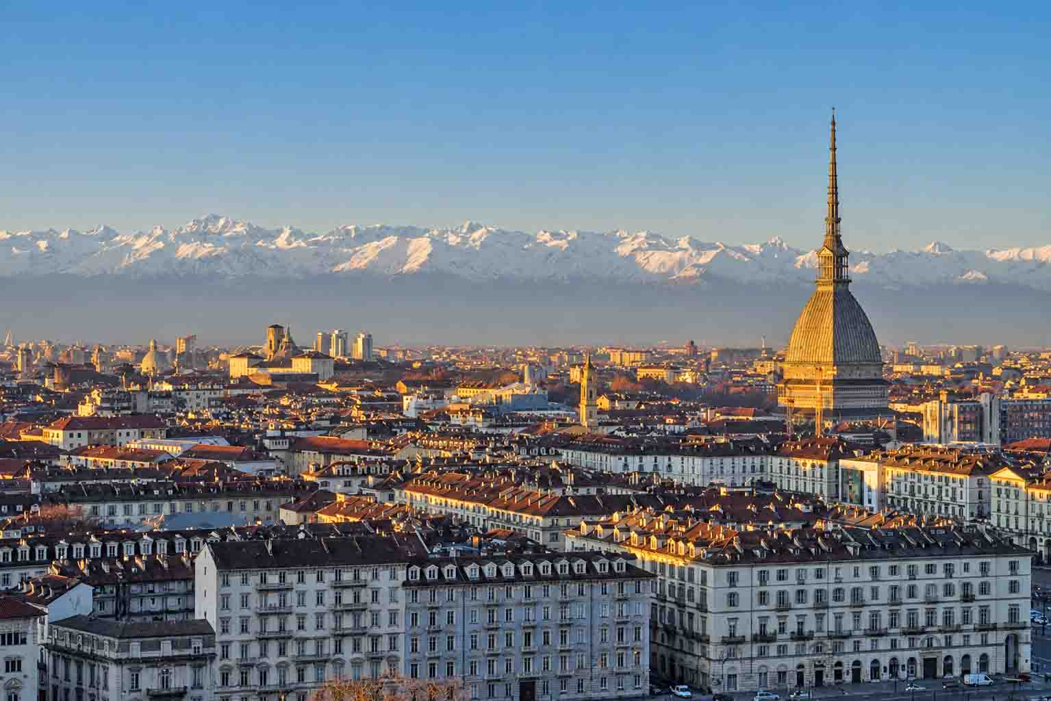 Vista de Turín con la Mole Antonelliana y los Alpes al fondo